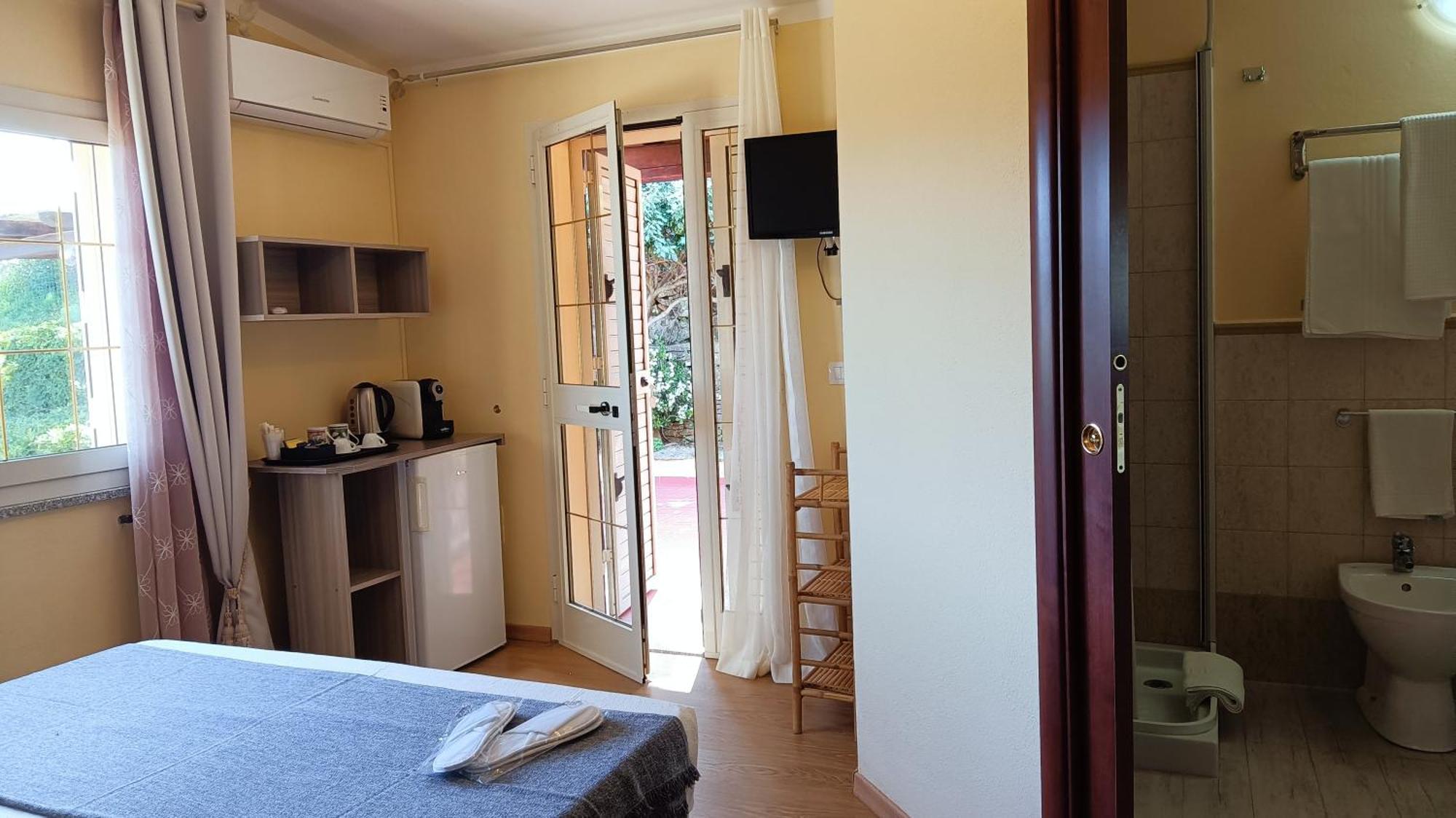 Li Muntigeddi Hotel San Teodoro  Kültér fotó
