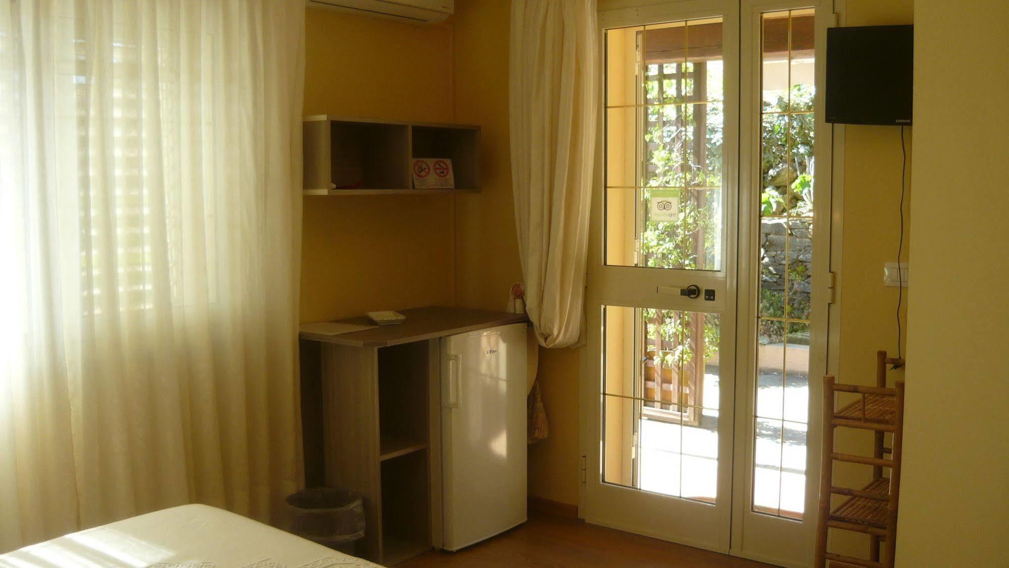 Li Muntigeddi Hotel San Teodoro  Kültér fotó